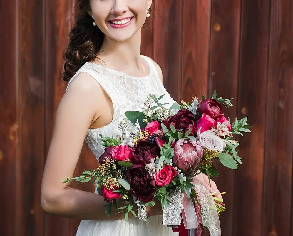 Ловля букета невесты на свадьбе