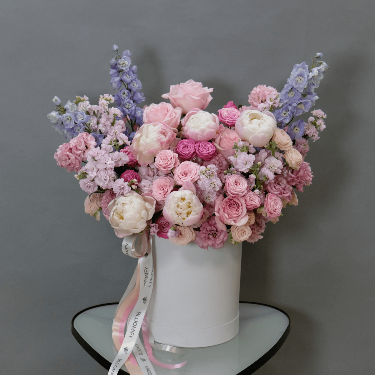 Букет цветов в шляпной коробке