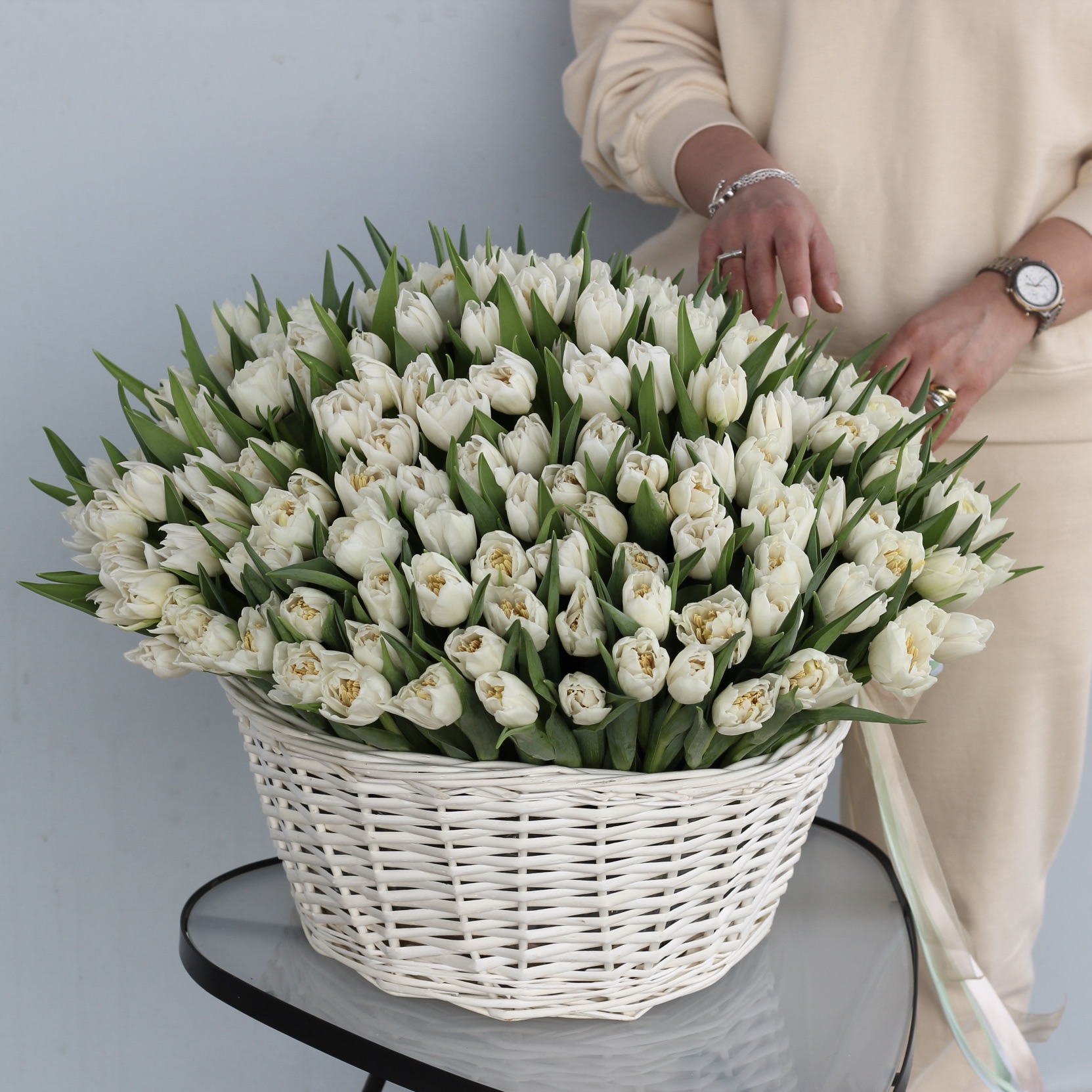Белые тюльпаны в корзине