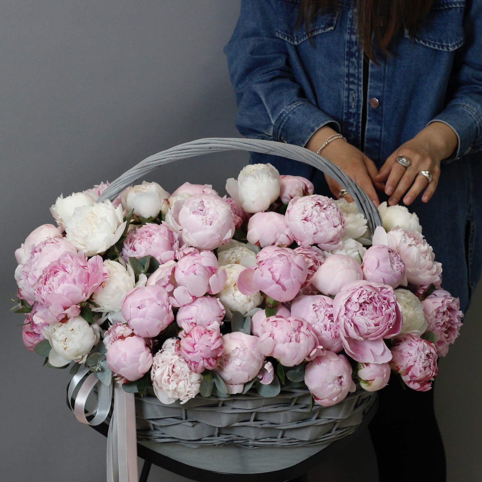 Композиция из пионов в корзине