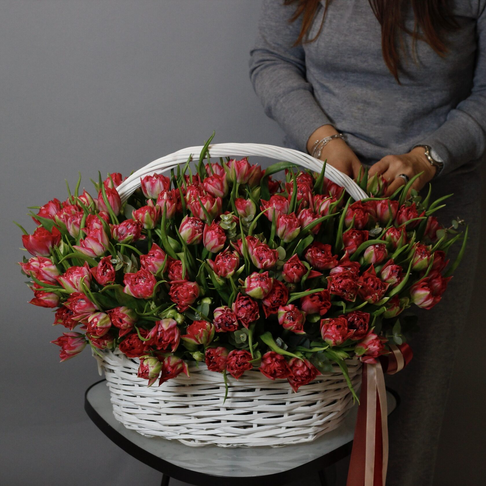 Пионовидные алые тюльпаны в корзине
