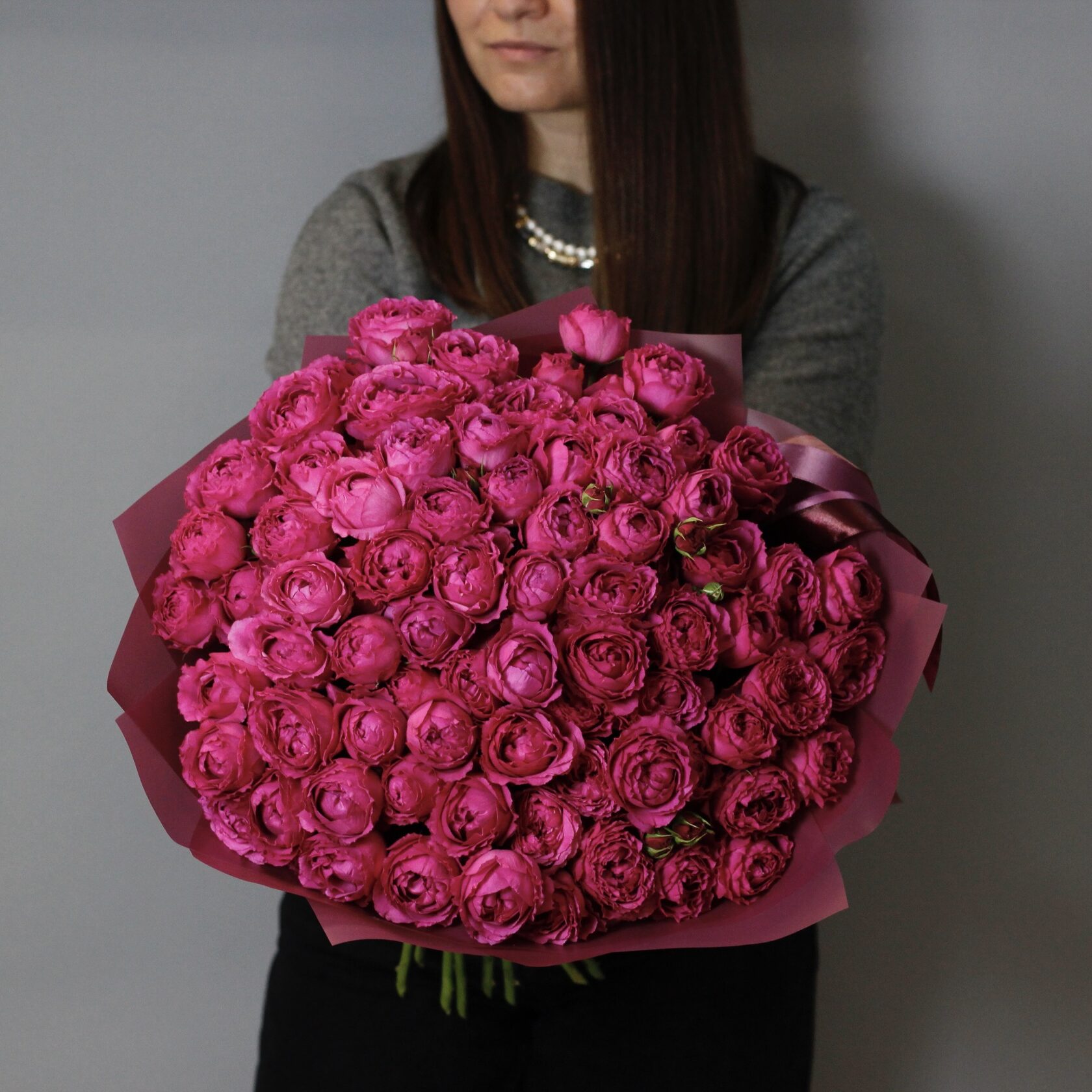 Кустовые малиновые пионовидные розы