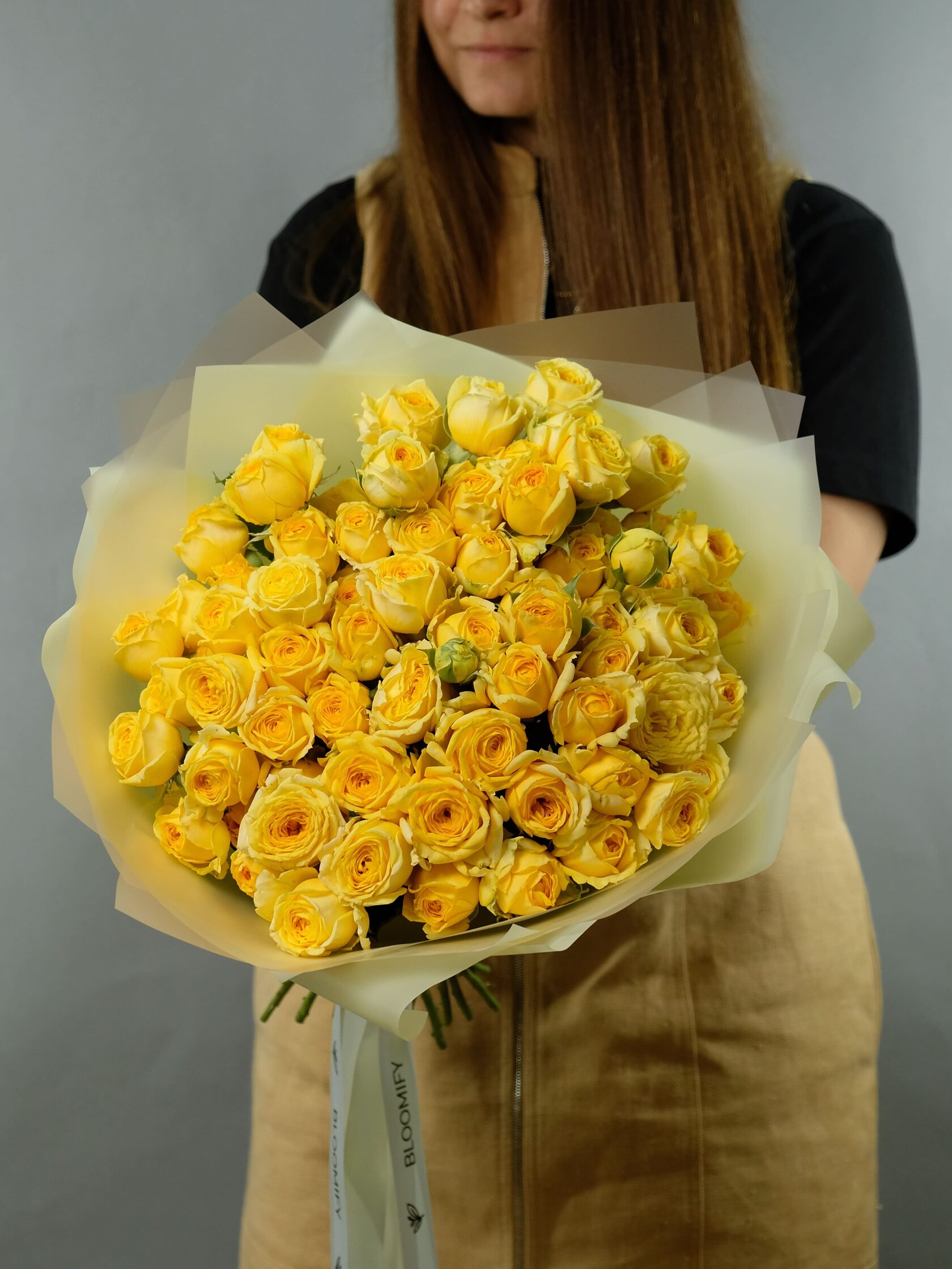 Лимонные пионовидные розы