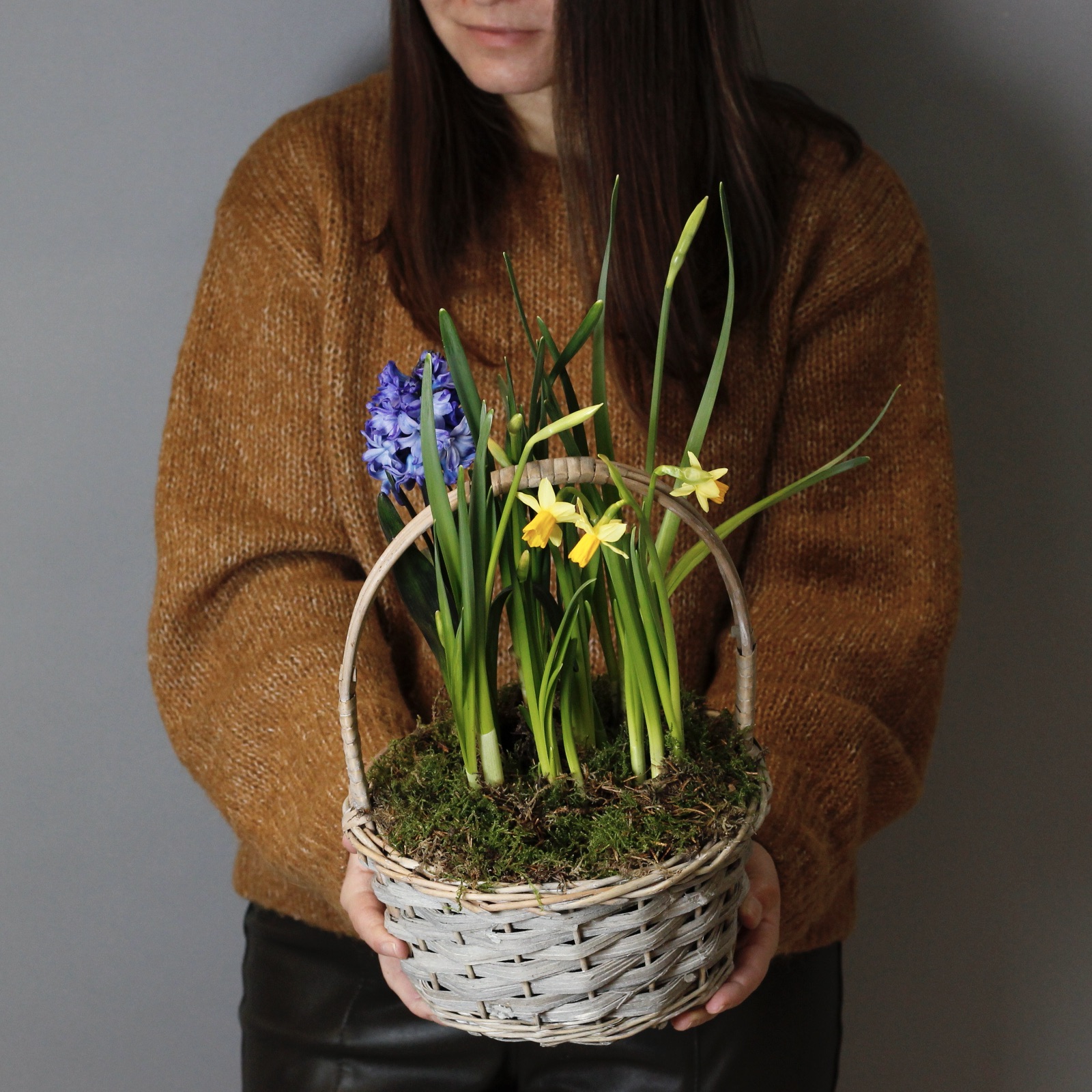 Композиция из первоцветов в корзине
