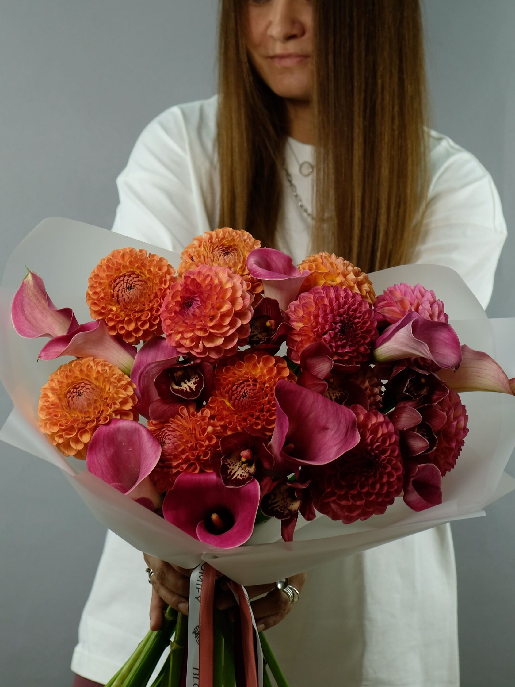 Букет из георгинов и калл