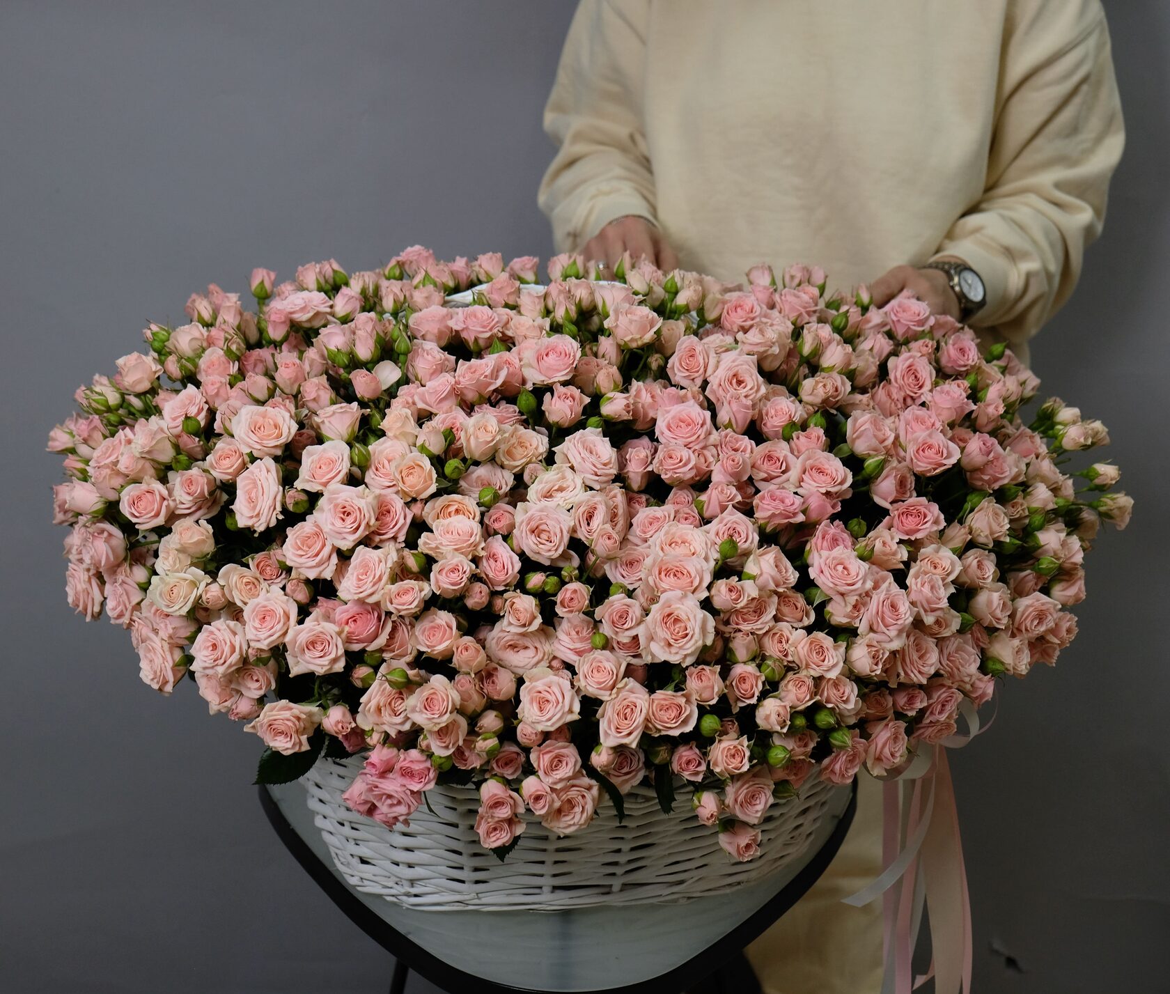 Композиция из кустовых роз в корзине