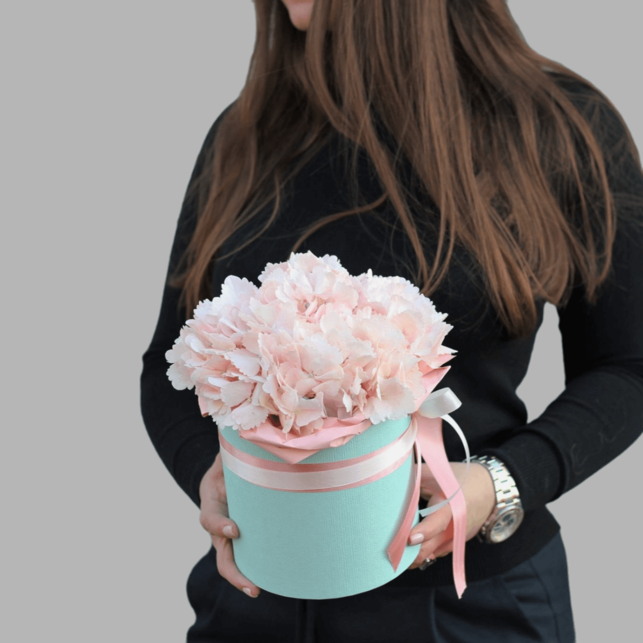 Нежно-розовая гортензия в шляпной коробочке