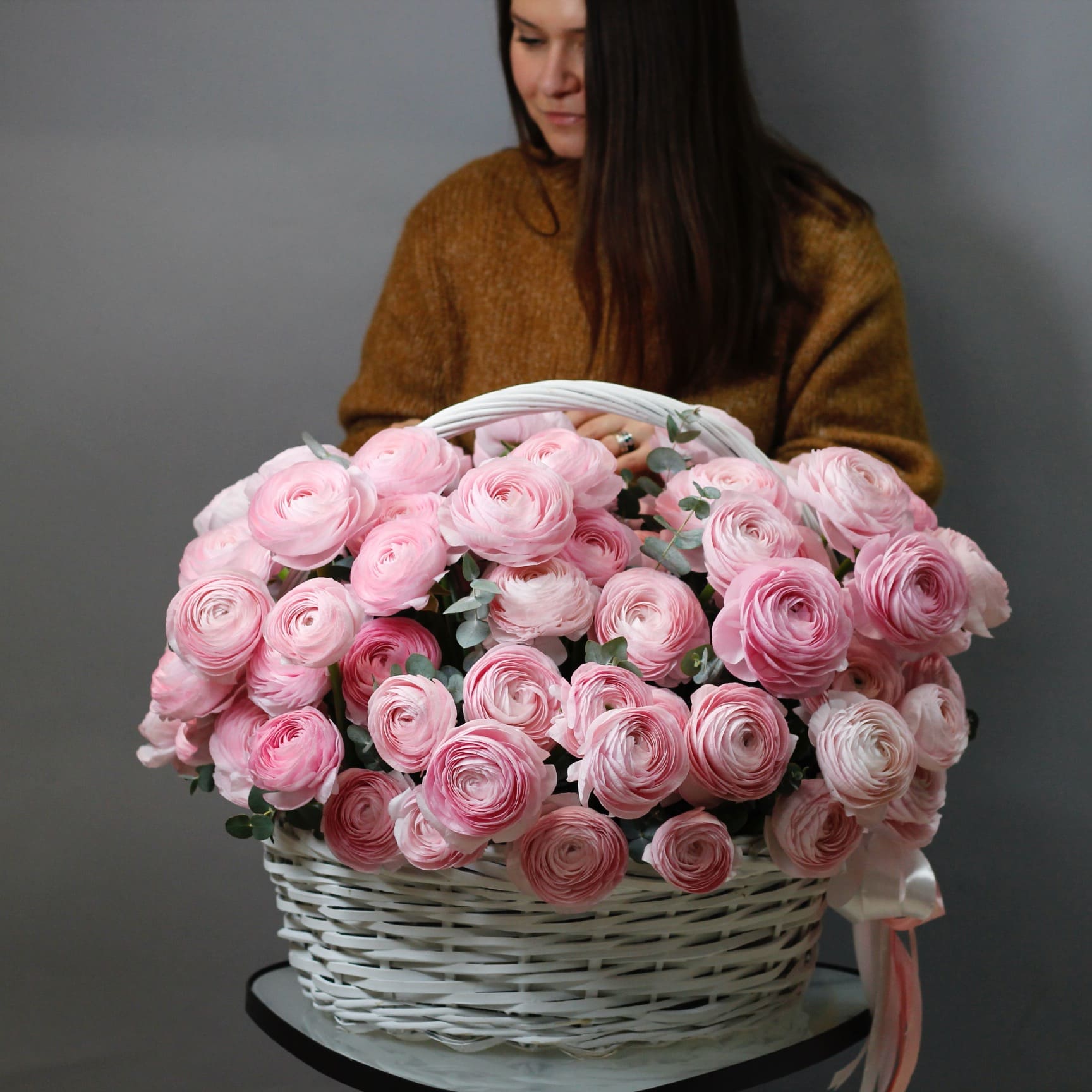 Композиция из ранункулюсов в корзине