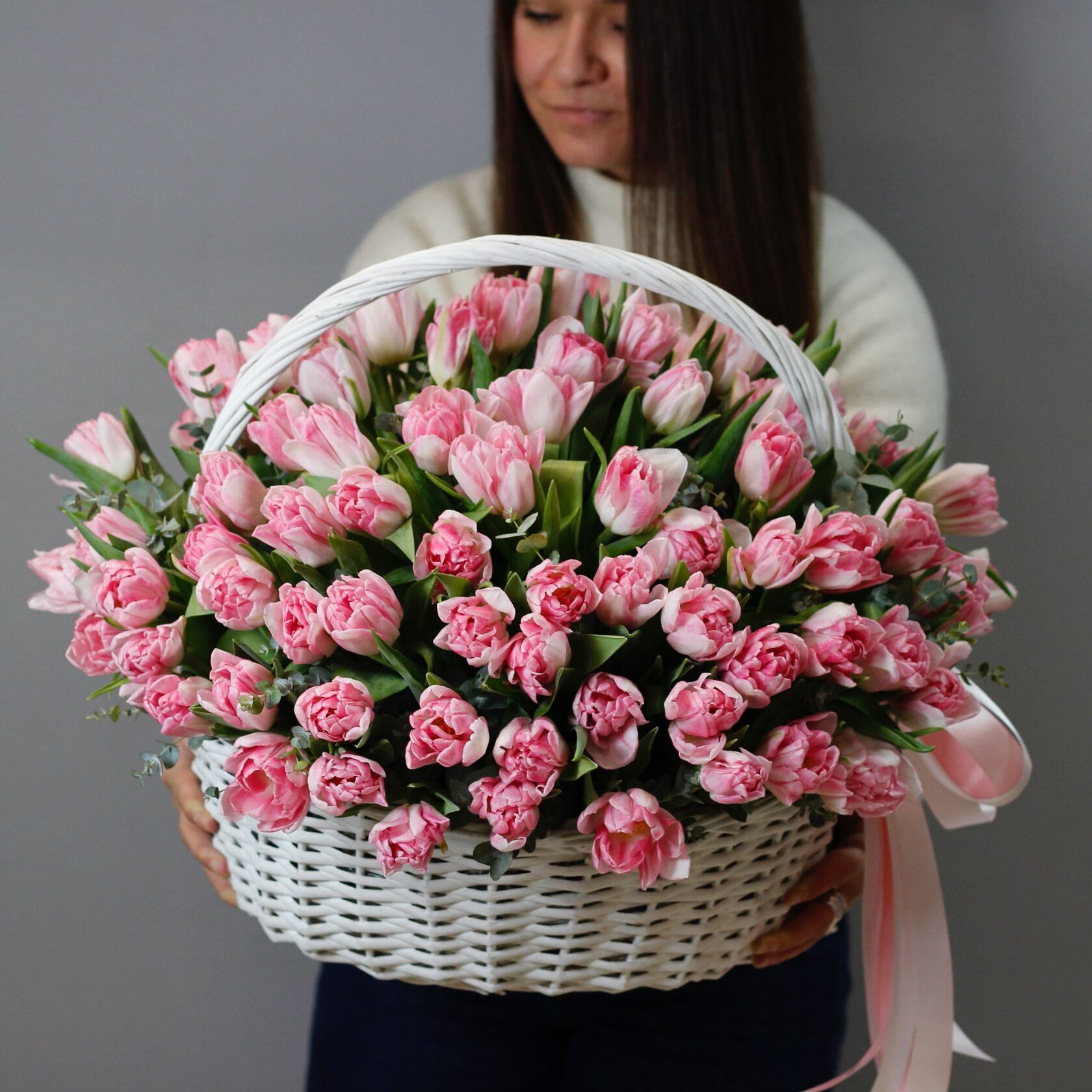 Пионовидные тюльпаны Фокстрот в корзине