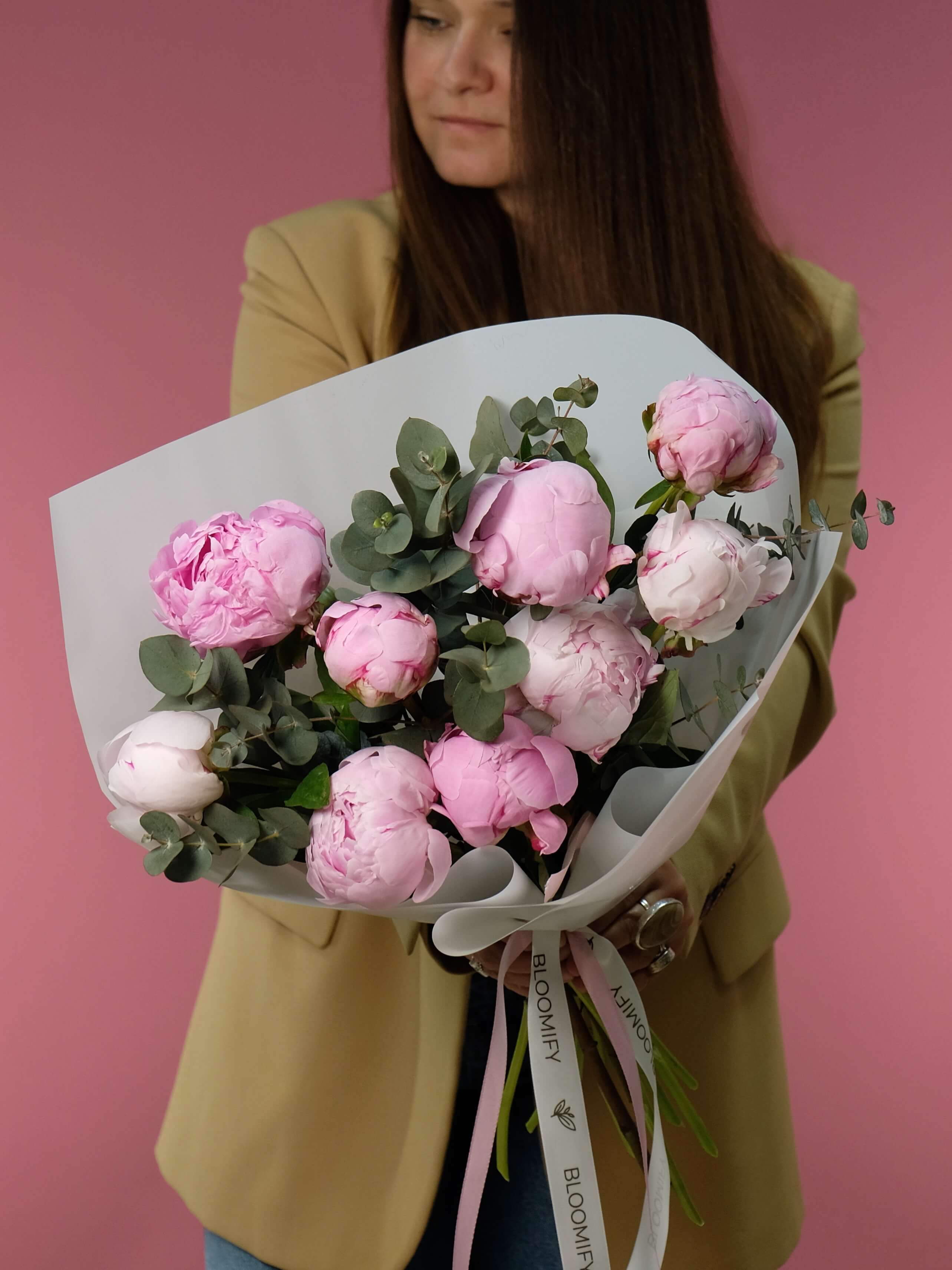 Пионы с эвкалиптом в садовой сборке