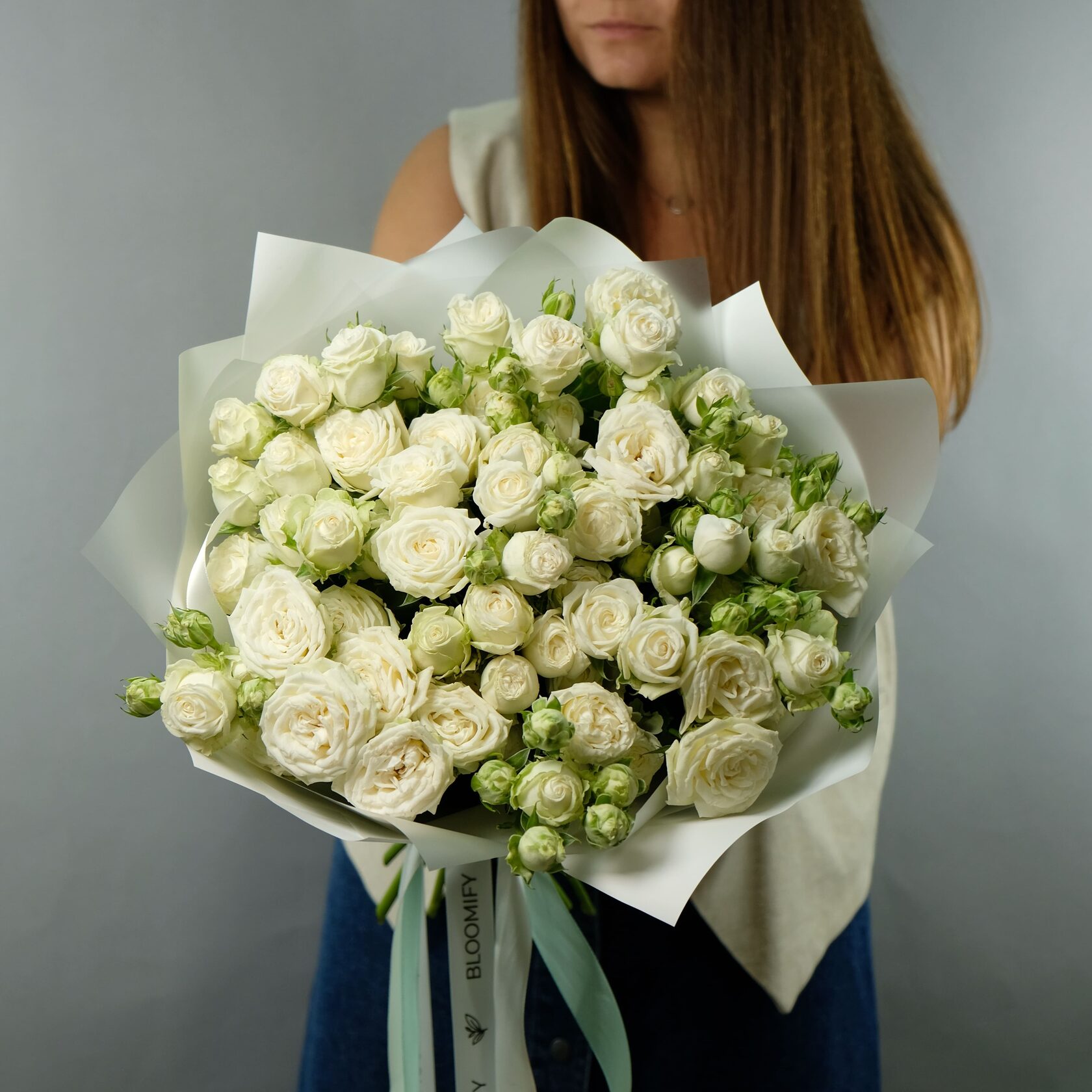 Кустовые пионовидные розы Бомбастик белые