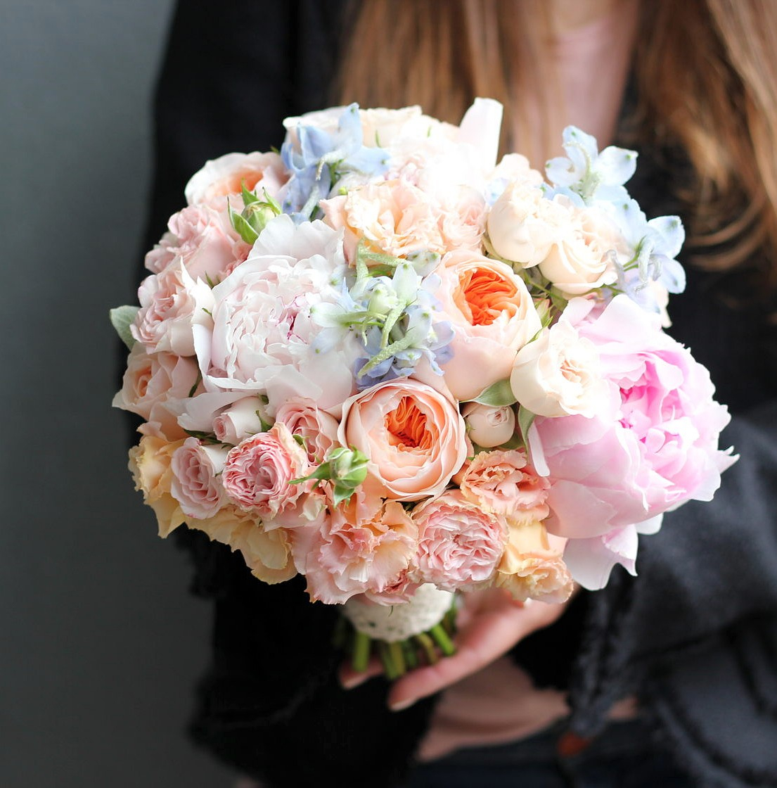 Букет невесты с пионами и дельфиниумом