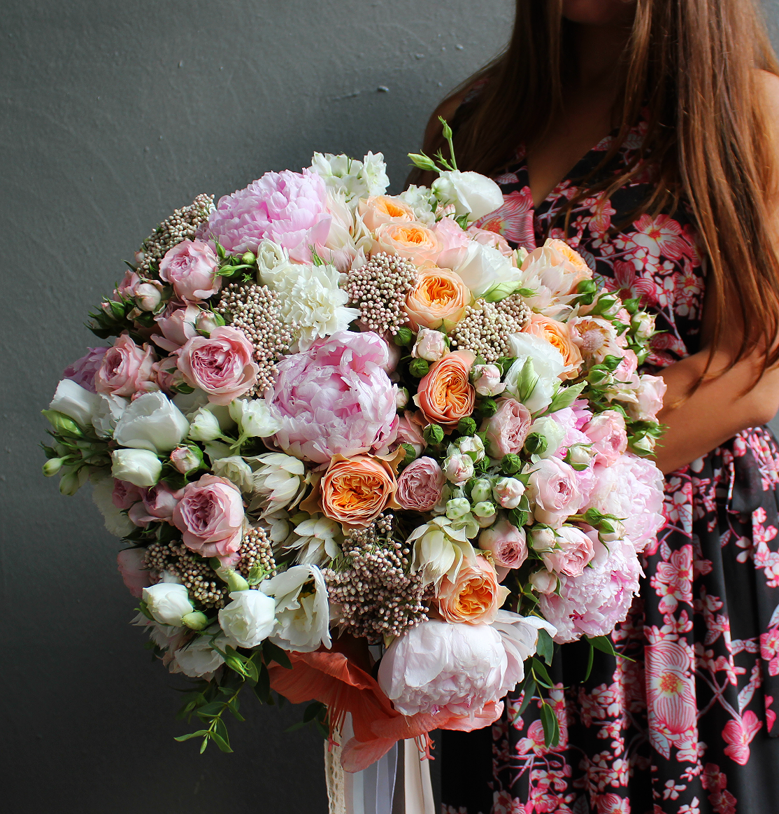 Букет с пионами и пионовидными розами