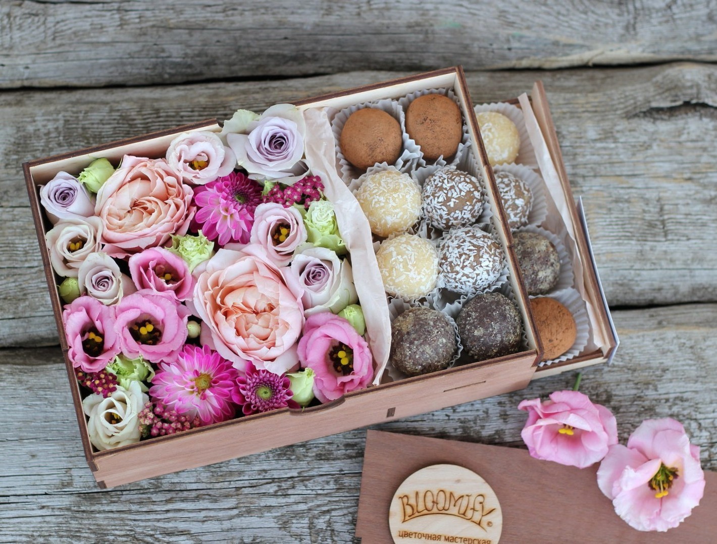 Композиция с конфетами ручной работы в коробке-шкатулке (12 конфет)