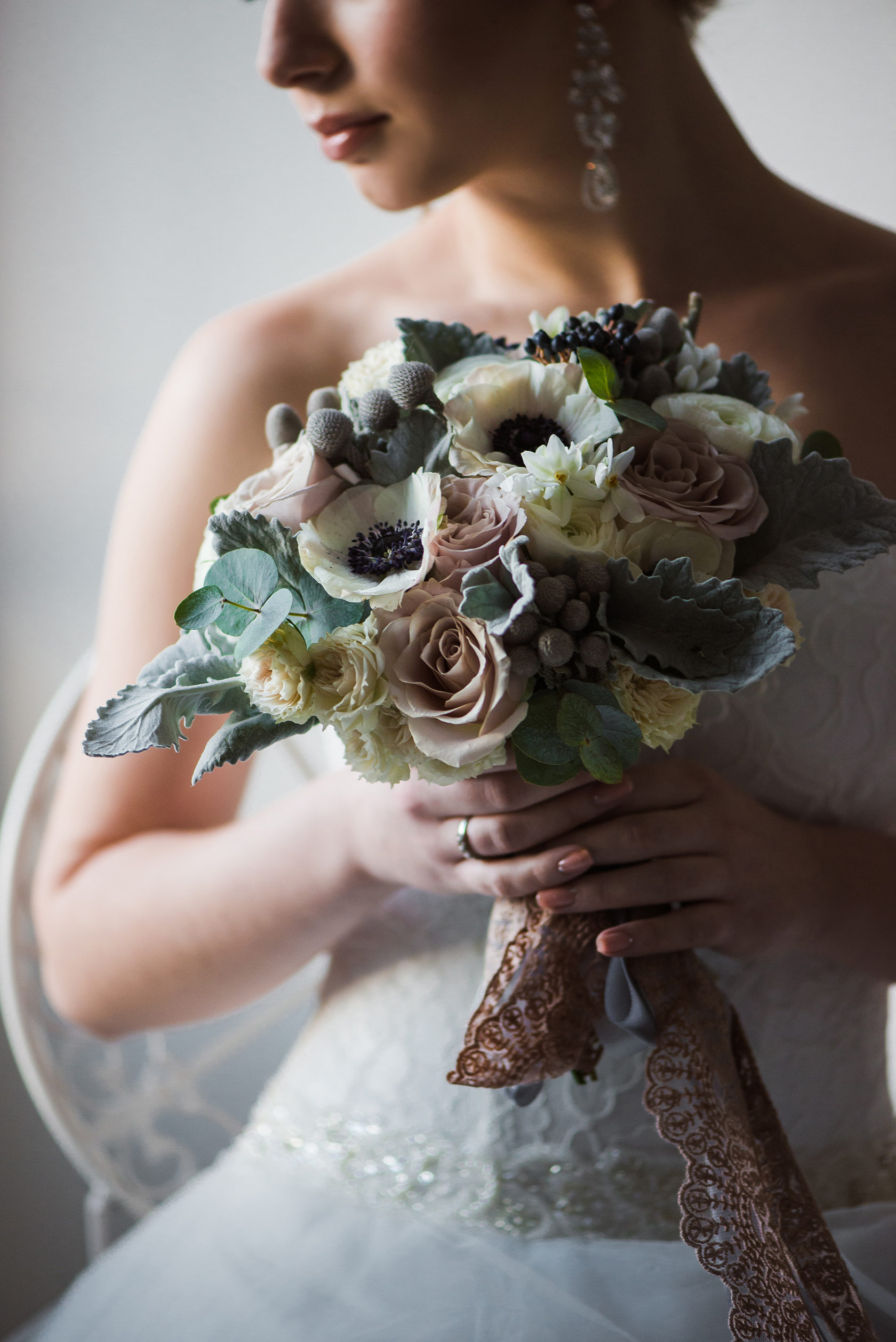 Букет невесты с анемонами и розами Мента