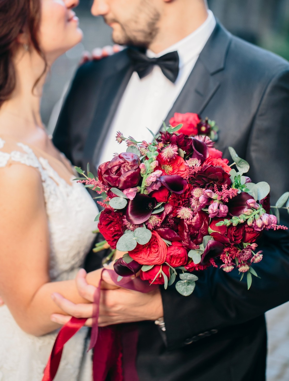 Раскидистый букет невесты с каллами, пионами и пионовидными розами