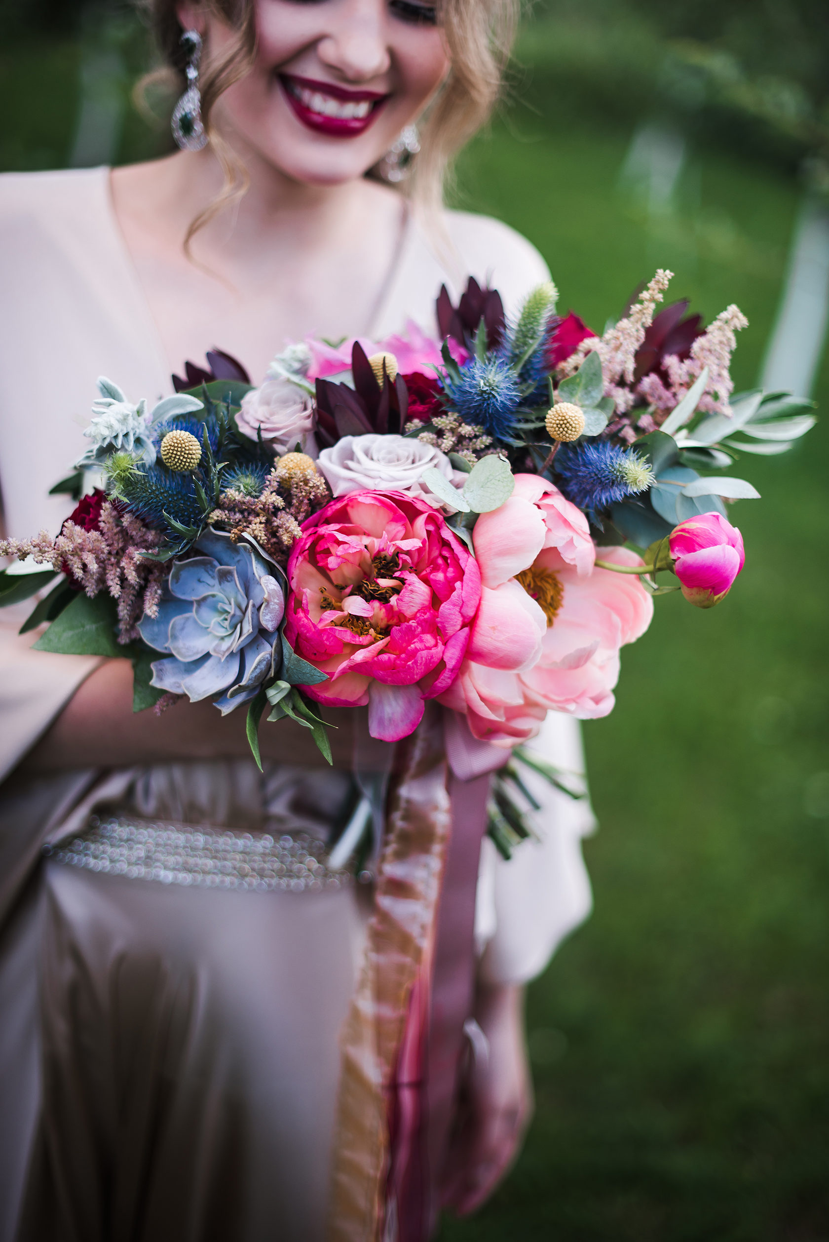 Букет невесты с пионами Корал Шарм и суккулентом