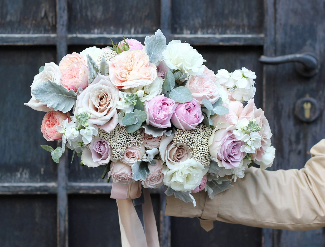 Раскидистый букет невесты с пионовидными розами