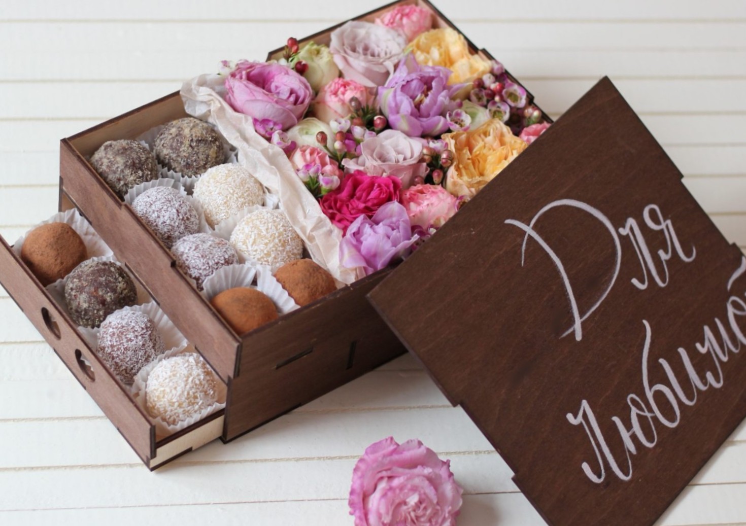 Яркая композиция с конфетами ручной работы в коробке-шкатулке (12 конфет)