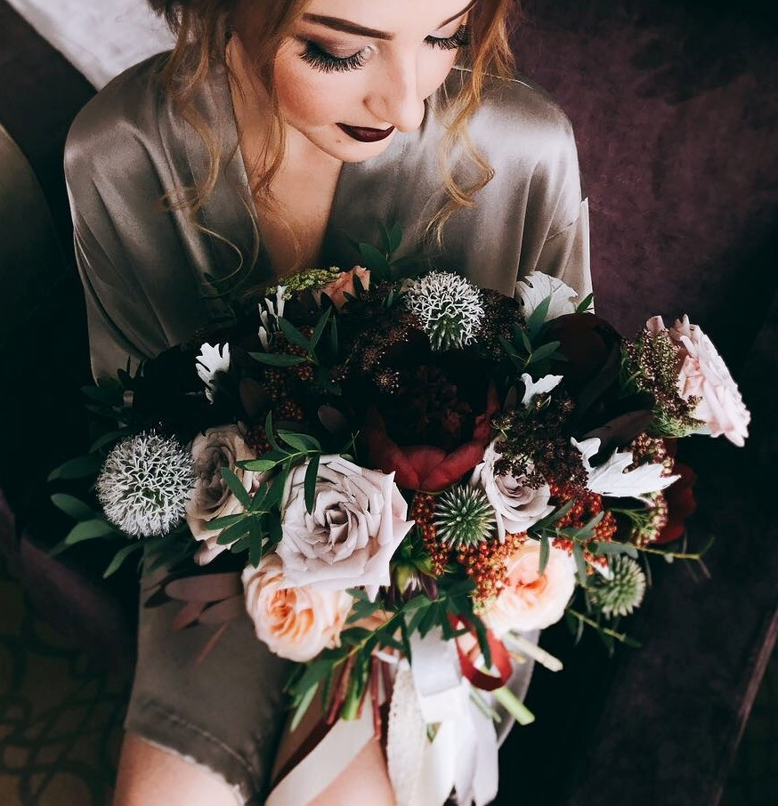 Раскидистый букет невесты с пионами и пионовидными розами