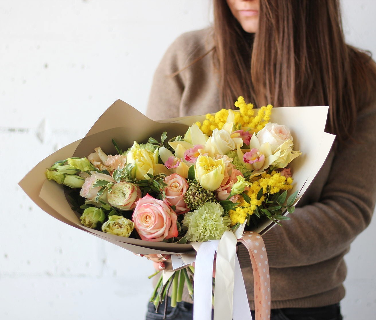 Букет с тюльпанами и мимозой