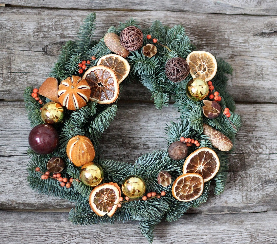Венок из голубой ели с апельсинами