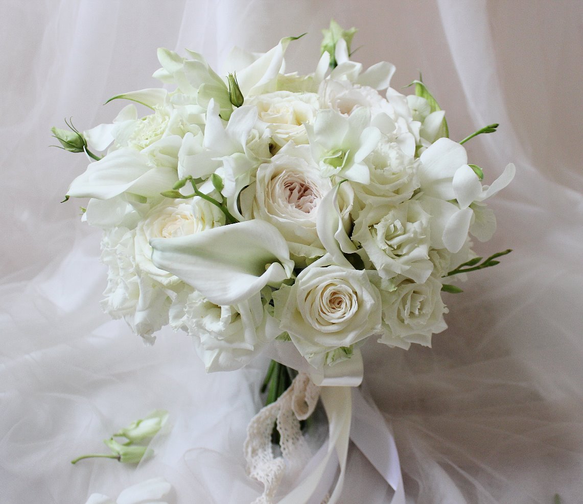 Букет невесты с пионовидными розами и каллами