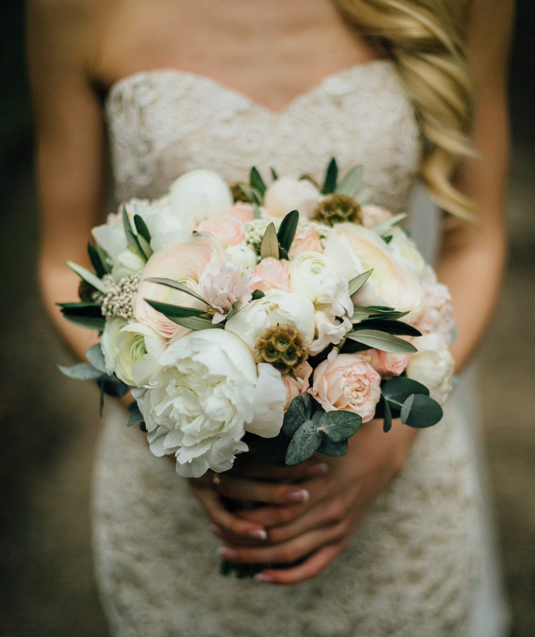 Букет невесты с пионами и ранункулюсами