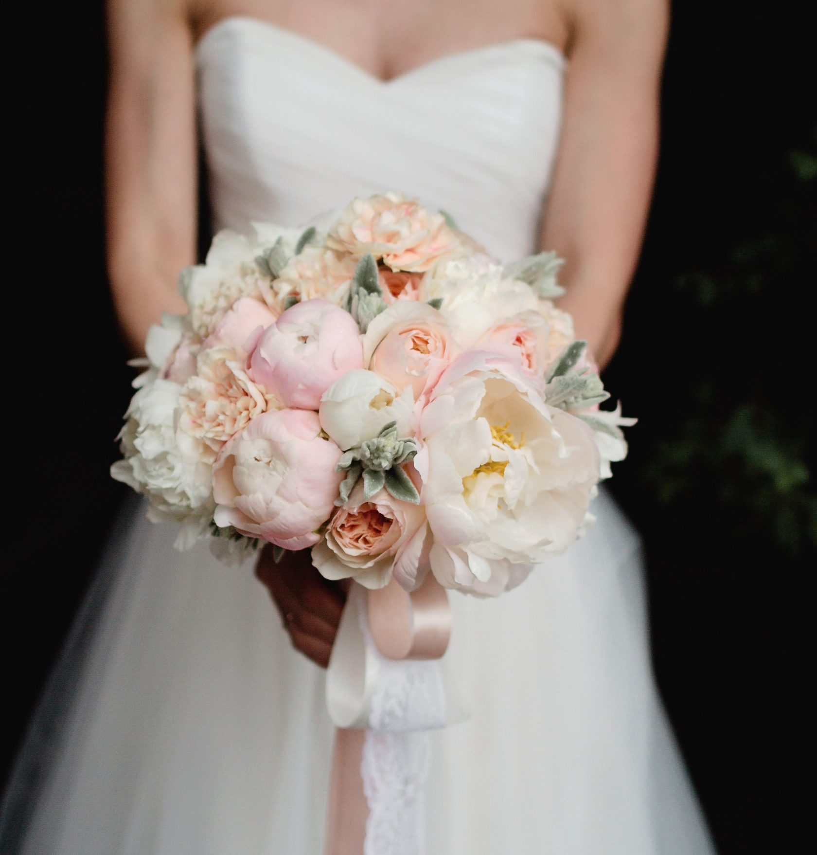 Букет невесты с пионами и розами Девида Остина
