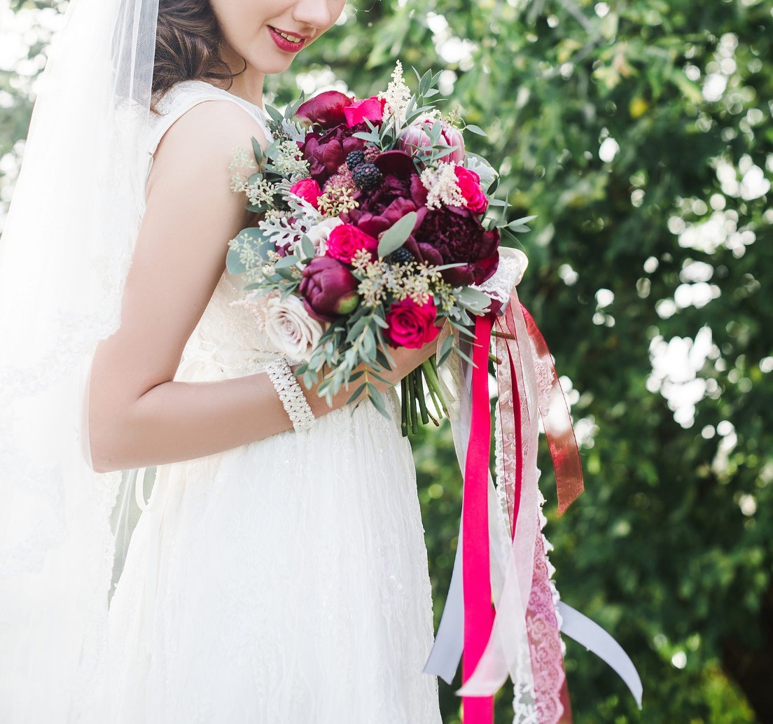 Букет невесты с пионами Ред Шарм и протеей