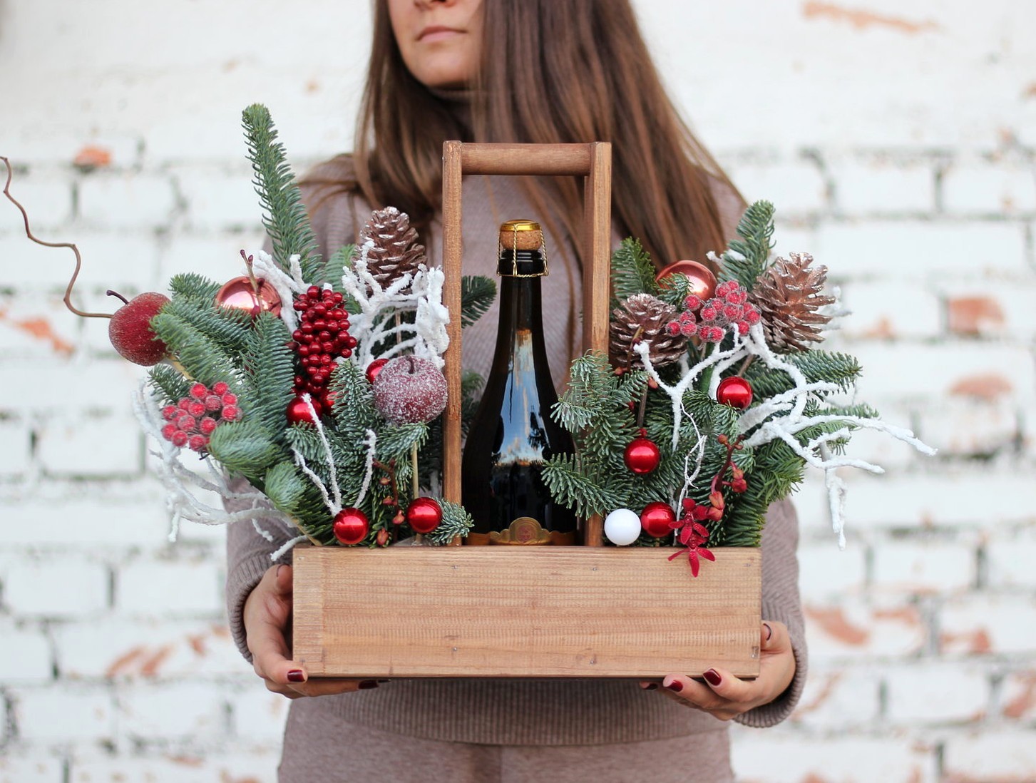 Подарочная композиция из ели и зимнего декора (ПОД ЗАКАЗ)