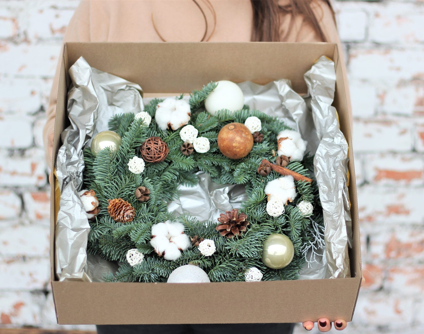 Венок из голубой ели с хлопком и шишками