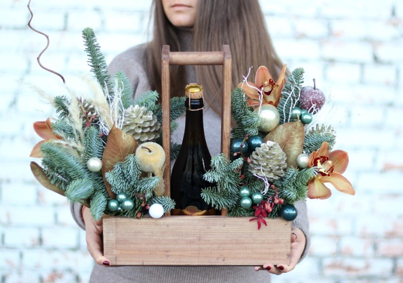 Подарочная композиция из ели, живых цветов и зимнего декора (ПОД ЗАКАЗ)