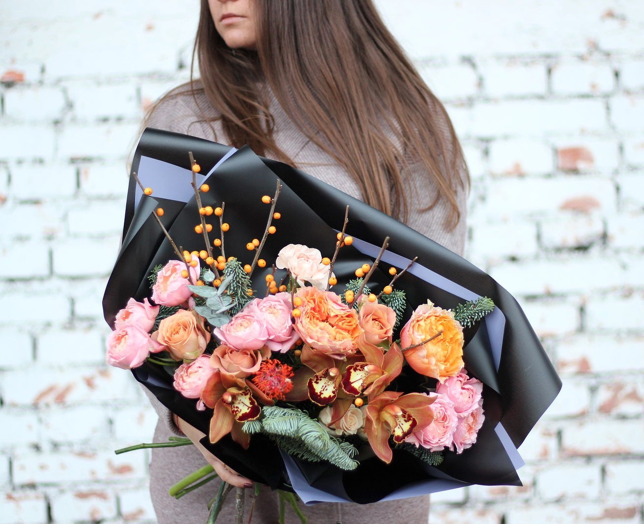 Букет с голубой елью и пионовидными розами