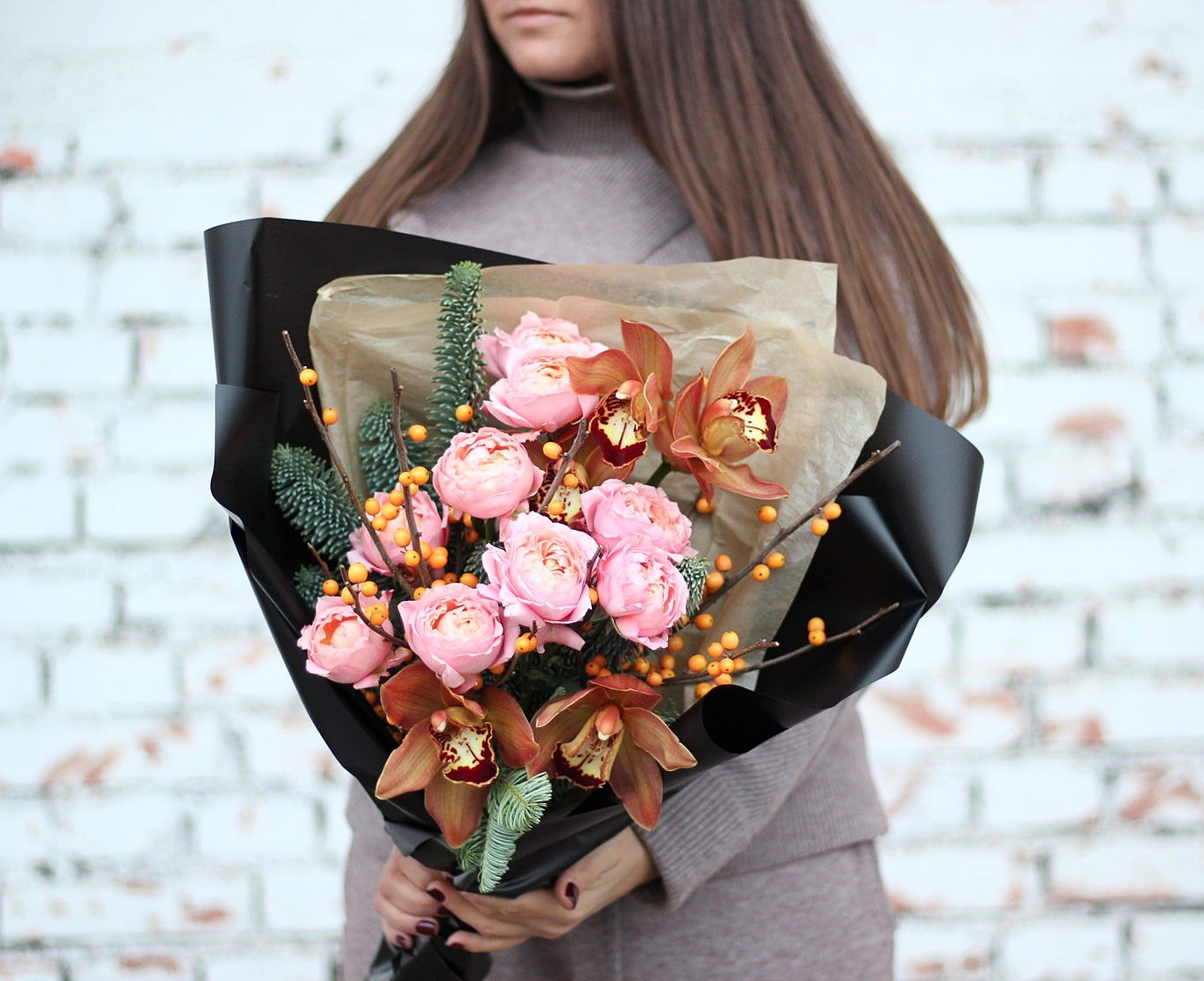 Букет с голубой елью и пионовидными розами