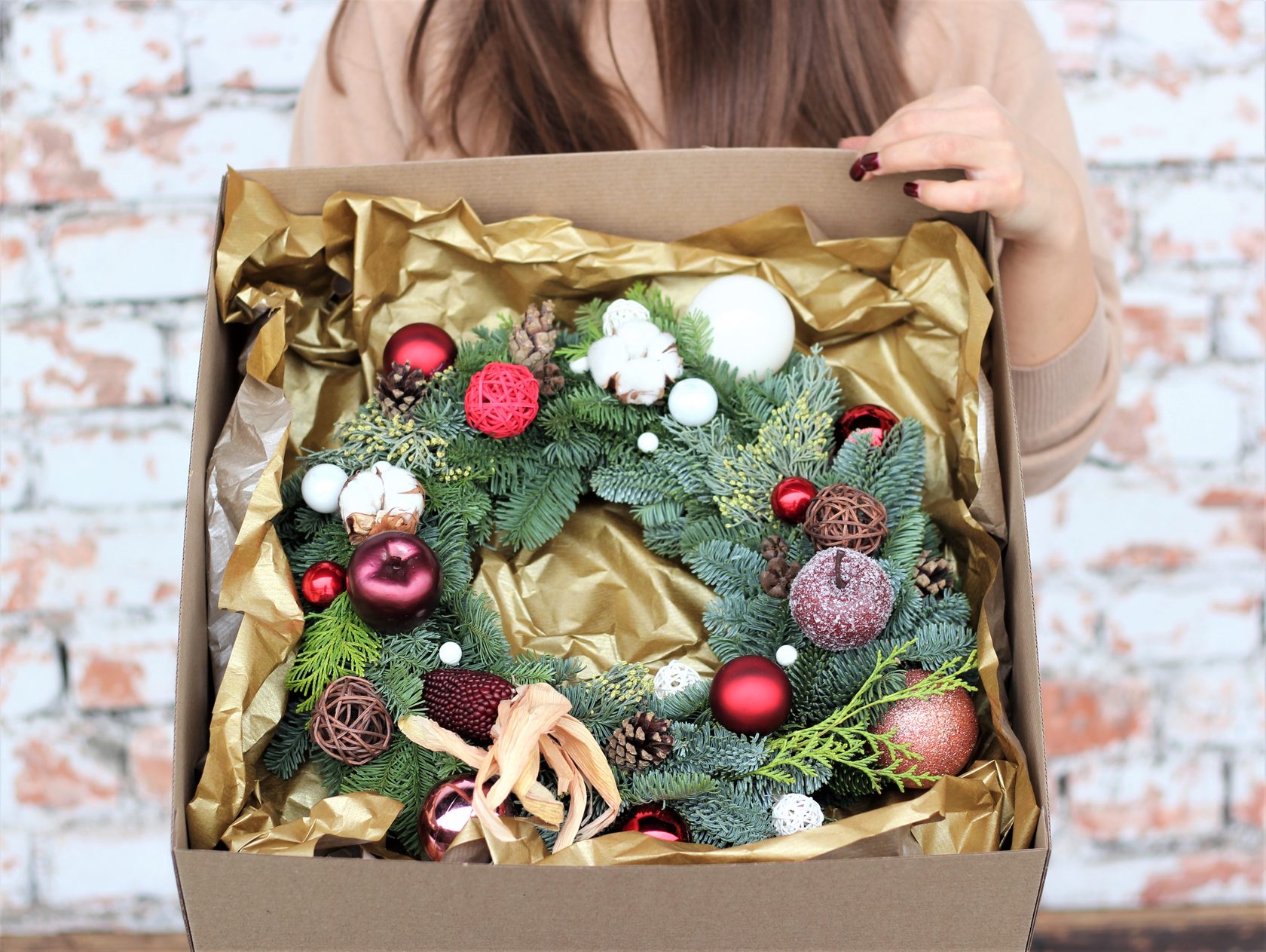 Венок из голубой ели в красно-белой гамме