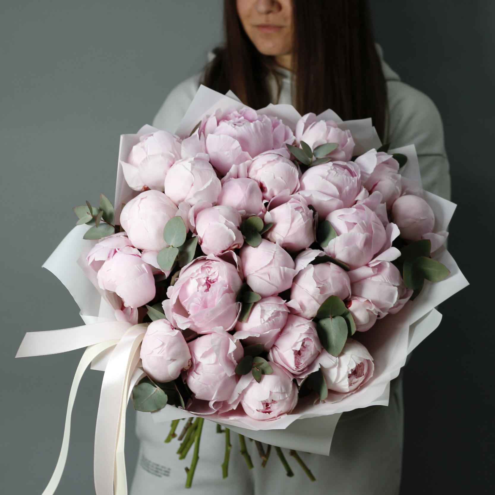 Нежно-розовые пионы с эвкалиптом