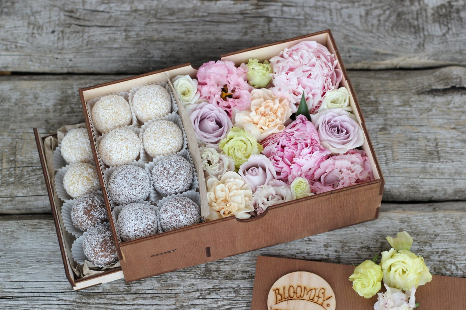 Нежная композиция с конфетами ручной работы в коробке-шкатулке (12 конфет)