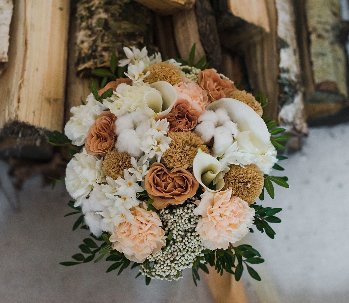 Букет невесты с розами Капучино и каллами