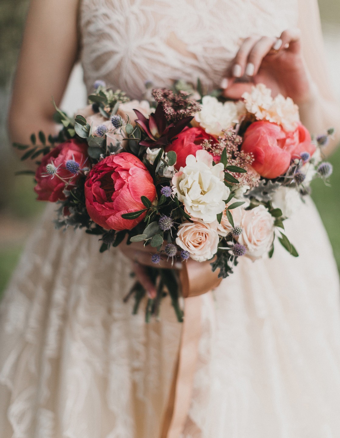 Букет невесты с коралловыми пионами