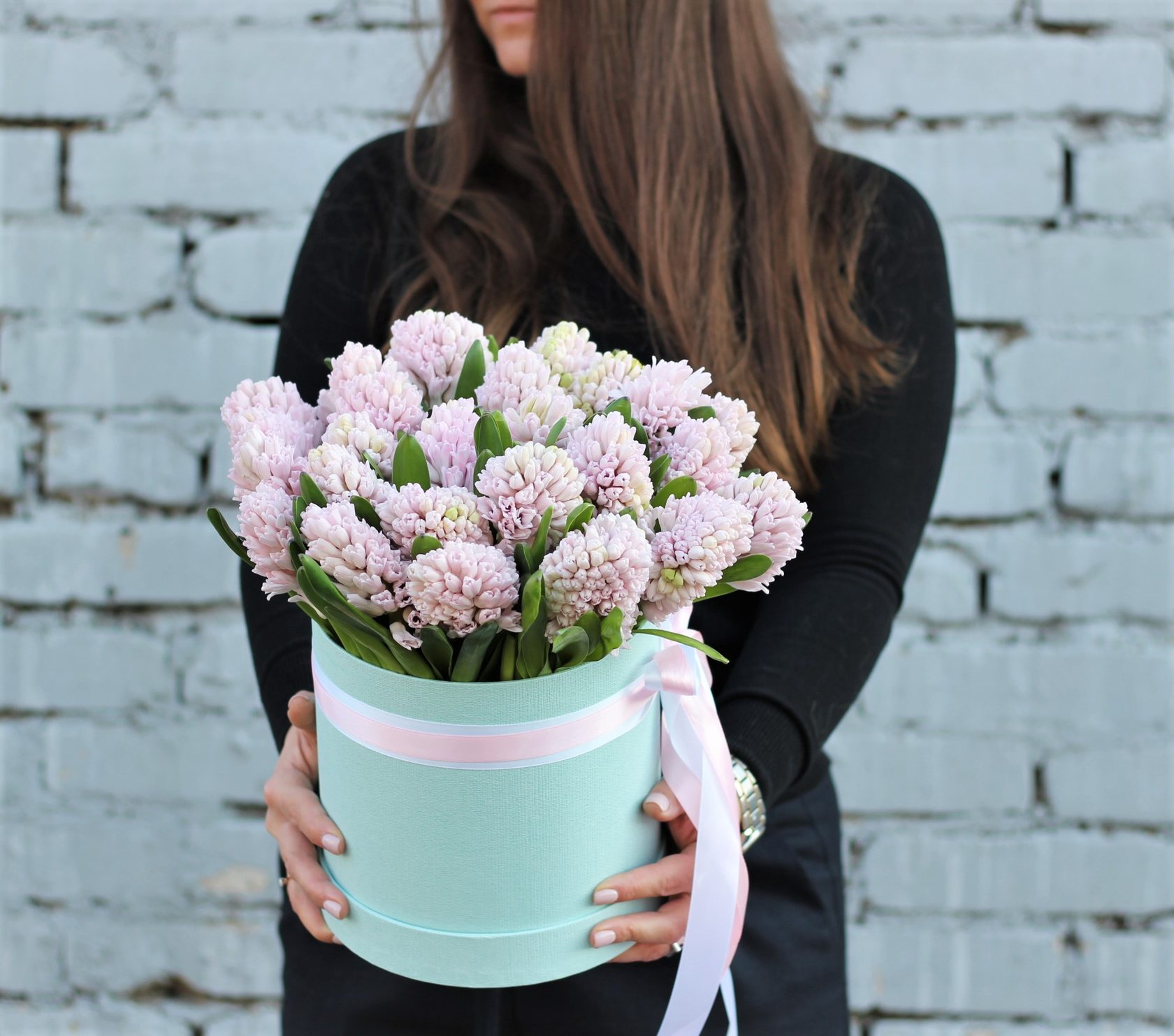 Нежно-розовые гиацинты в шляпной коробке