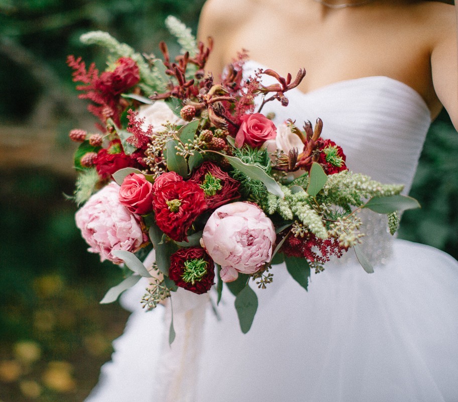 Букет невесты с пионами и розами Ред Ай