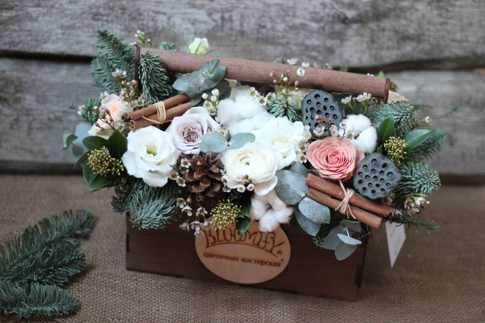 Зимняя композиция с хлопком и нобилисом (голубой елью)