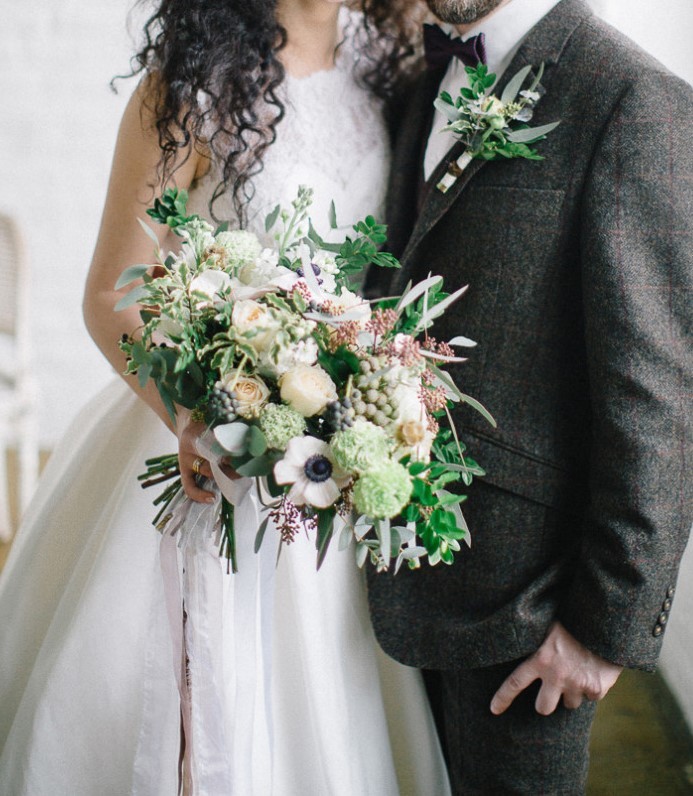 Раскидистый букет невесты с анемонами и ранункулюсами