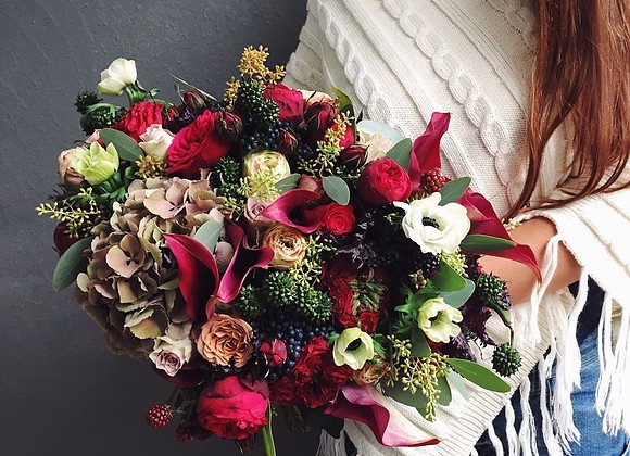 Букет с каллами и пионовидными розами