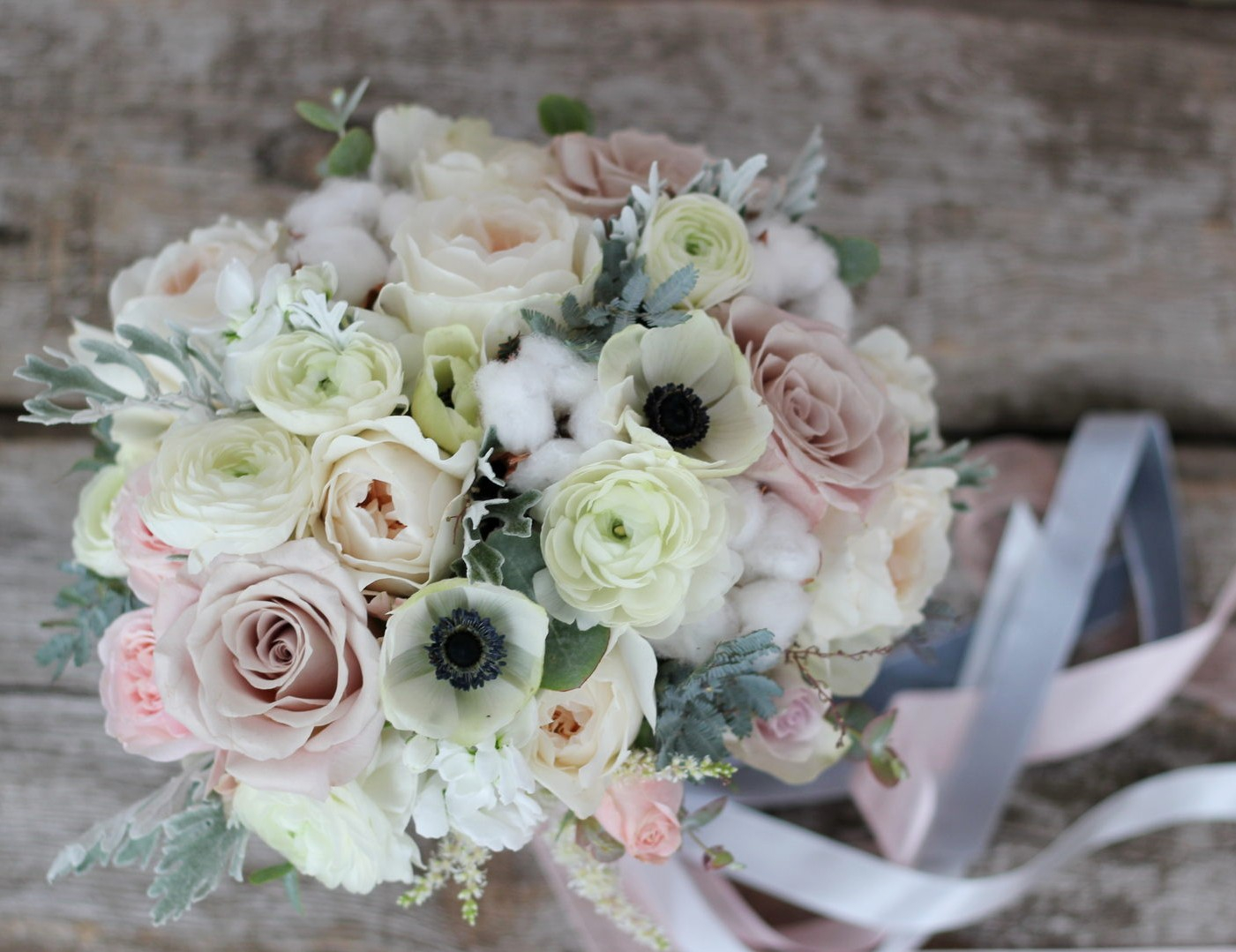 Букет невесты с ранункулюсами и пионовидными розами