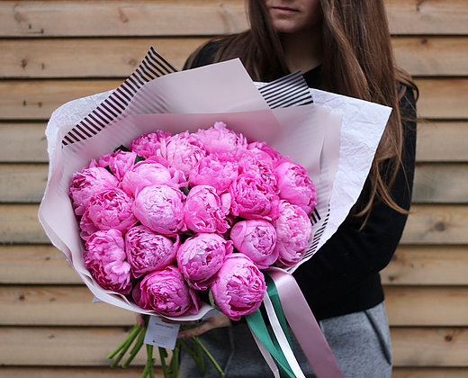 Малиновые пионы