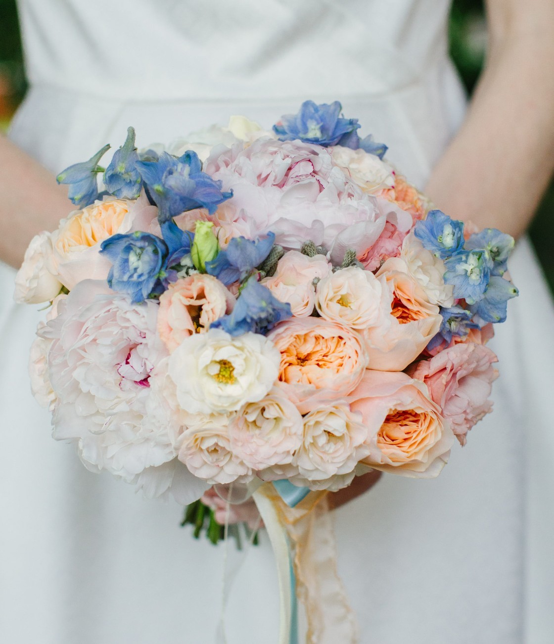 Букет невесты с розами Девида Остина и дельфиниумом