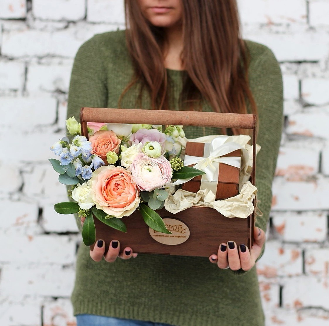 Цветочная композиция в ящике с конфетами ручной работы