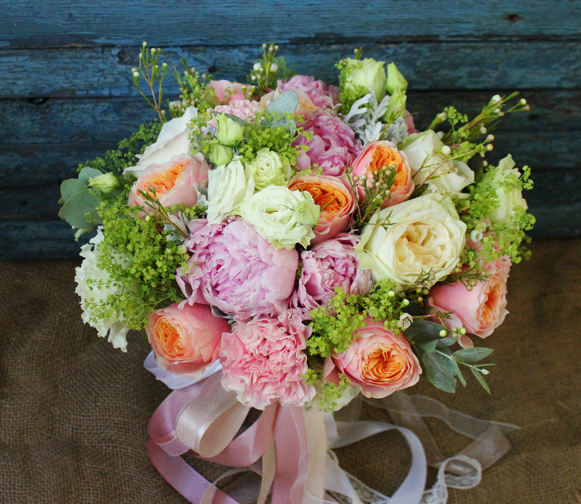 Букет с пионами и розой Вувузела